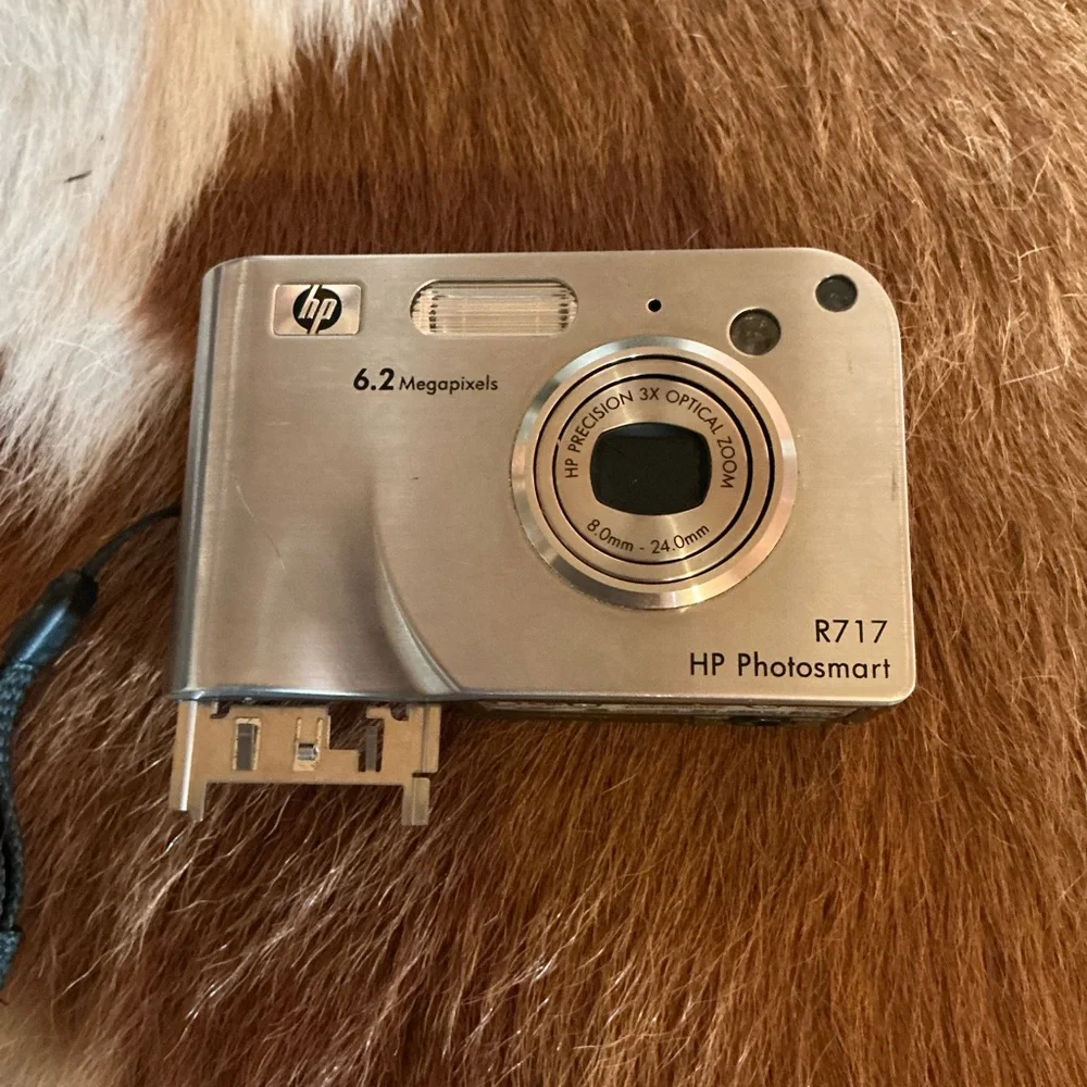 HP Photosmart R717 6.2MP Digital Camera, 3x Optical Zoom Read Description